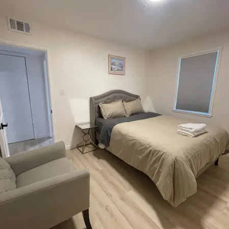 Newly Renovated Luxury 3-Bed 2-Bath Home with Easy Airport Access
