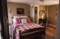 Solomon Ely Homestead - Charming Pittsfield Stay - 3-Star
