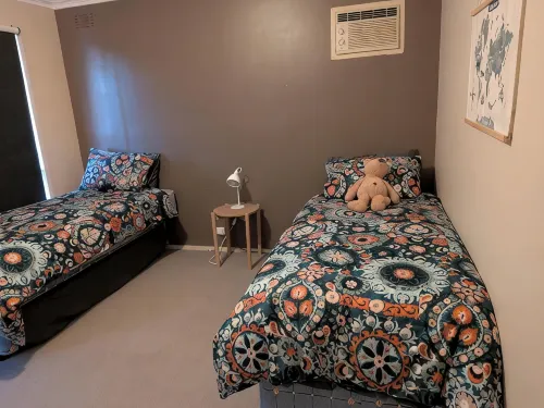 Beach Shack 150m to beach, 10m to Golf course, tranquil pet-friendly & quaint - 2-Star