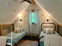 Whimsical Creekside Cabin - Træningscentre