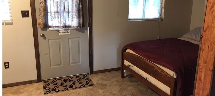 Little White Cabin by the river, fishing trails, kayaking, near State Park lake Hotels in Bedford County