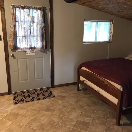 Little White Cabin by the river, fishing trails, kayaking, near State Park lake