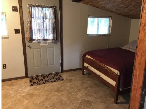 Little White Cabin by the river, fishing trails, kayaking, near State Park lake