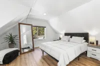 Modern 3Br Condo with Hot Tub, EV, High-End Coffee Machine & 10 Min Walk to Lake - Wi-Fi