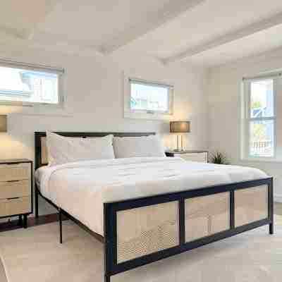 Ptown Pearl · Central Location w/ Porch & Deck · Walk to Beach, Galleries & Town Rooms