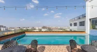 Aaron Hotel - مسبح