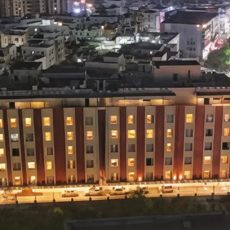 The Altruist Hitech Hotel Отели рядом с достопримечательностью «Конгресс-центр Cyber»