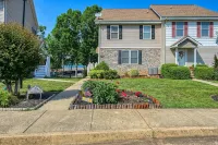 Beautiful Waterfront Townhouse w/ Perfect Location, Fireplace & Wifi - 4-Star
