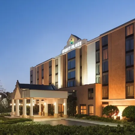 The IAH Houston Hotel Отели рядом с достопримечательностью «Торговый центр Greenspoint»