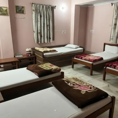 Jai Radhe Hotel โรงแรมใกล้มัสยิดสิฑีพาเศียร