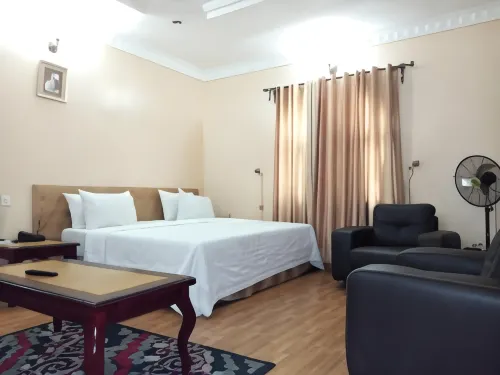 First Laurel Hotel & Suites