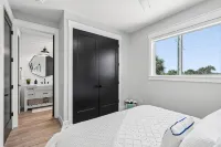 Modern Oceanfront Escape l New Luxury Beach House - شرفة