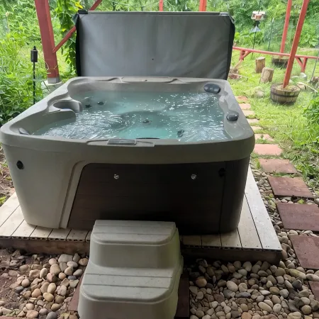 Modern Chalet -AC, hot tub, sauna + pets welcome