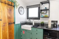 Willows Rest - 1 Bed Shepherds Hut - Pentlepoir - parking