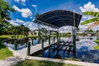 Luxury Spacious Home Pool, Boat Dock Gulf Access! Fits up to 12 people - Homestays