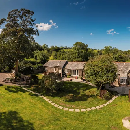 Beautiful, Romantic  Cottage in Rural Setting with Country Club Membership.