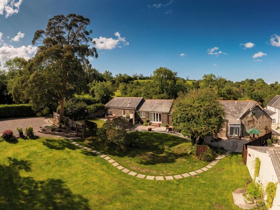 Beautiful, Romantic  Cottage in Rural Setting with Country Club Membership.