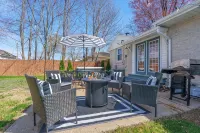 Hot tub/pool/firepit/ 3 bedroom Home center of town 2 Livingroom's sleeps 12 - Boutique