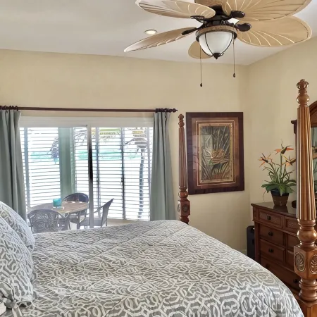 Cayman Breeze, Oceanfront Condo 2Br/2BA, with Pool, Near Rum Point
