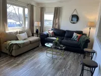 Cozy home with great outdoor space to relax, bbq or play with your fur baby. - Boutique