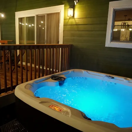 Green Cabin - Hot tub, EV, Fire Pit, Hammock