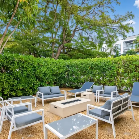 Downtown Naples Retreat - Walk to 5th Ave & Beach