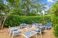 Downtown Naples Retreat - Walk to 5th Ave & Beach - Condos