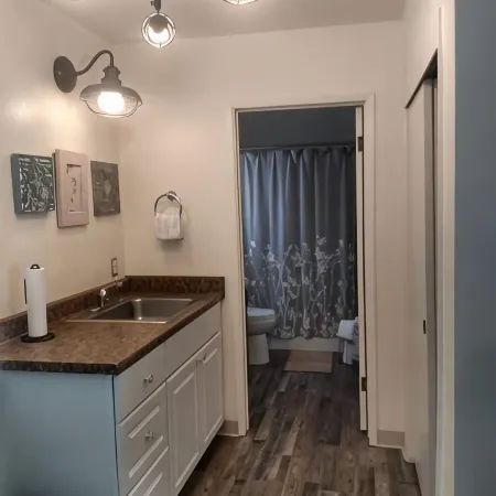 BAY/OCEAN VIEWS-WALK TO ALL!! Midship Quarters - 500 sq ft-Queen bed, full bath!