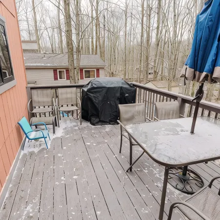 Tranquil 4-bedroom cabin, fireplace, firepit, games, private community