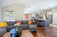 Spacious 4-Bedroom Home Away from Home with Hot Tub! - 방갈로