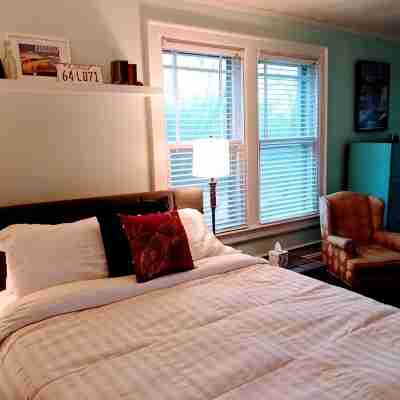 resort like home with firepit and hot tub in trendy north shore Rooms