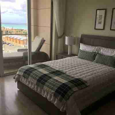 ROYAL PENTHOUSE-New stunning two storey penthouse condo with roof top terrace Rooms