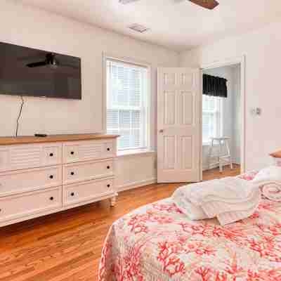 Luxurious 4 BR Family Retreat with Pool Rooms
