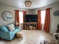 Charming 1-bedroom apartment. Pet friendly, King Bed, Washer & Dryer Hotels in Monroe