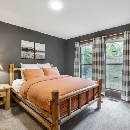 Huge Mountain Chalet - Gourmet Chefs Kitchen - Pool - One Block From Sandy River