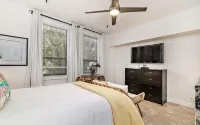 Delux Queen Room , 1 block to the Beach, TV, Pool, WiFi - Homestays