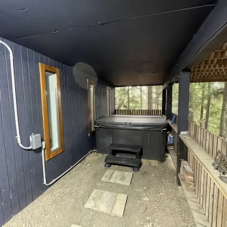 Hot Tub @ Hawkeye's Nest with Peek-A-Boo View