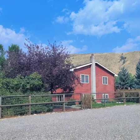 Lost Pines Guesthouse - Beautiful views and only 5 minutes to Yellowstone Park