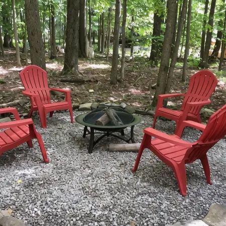 Chalet in the heart of Poconos, romantic getaway near pools and lake