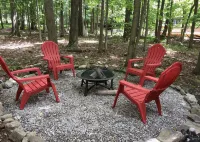 Chalet in the heart of Poconos, romantic getaway near pools and lake
