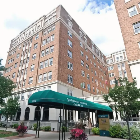 Huge condo in historic hotel near Lake Michigan/Parks/Festivals w/parking