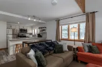NEW Ski in/out condo with Mt views, hot tub, porch, gym & wifi! - Uima-altaat