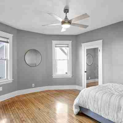Luxurious 2 BD next to UMass sleep up to 8 with Gym Rooms