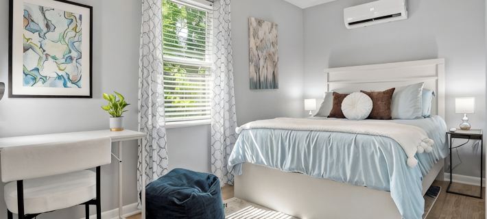 Beautifully Renovated Cottage / Pet-Friendly / Walk to Downtown Black Mountain Hotels in Black Mountain