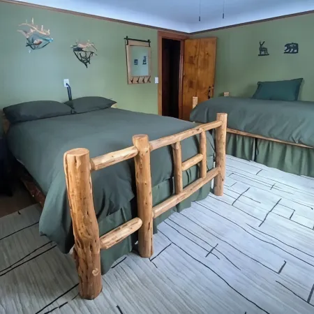 Lakeside Cabin with Sunset View & Fireplace Ξενοδοχεία στην πόλη Conneaut