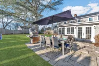 The Cape Codder: Large Yard, Steps to Town & Beach - Homestays