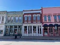Octopus Lounge on Strand- historic neighborhood, local shops and dining - Condos