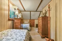 Sunny Point Lake Wallenpaupack Lakefront  with Private Dock - 4 Bedroom Sleeps 9 - Alphydda