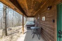 Rustic Coyote Ridge Cabin with a Hot Tub - 2-Star
