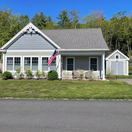 Sunkissed Cottage, Heated Pools, Club House, Game Room, 15 Mins to Local Beaches